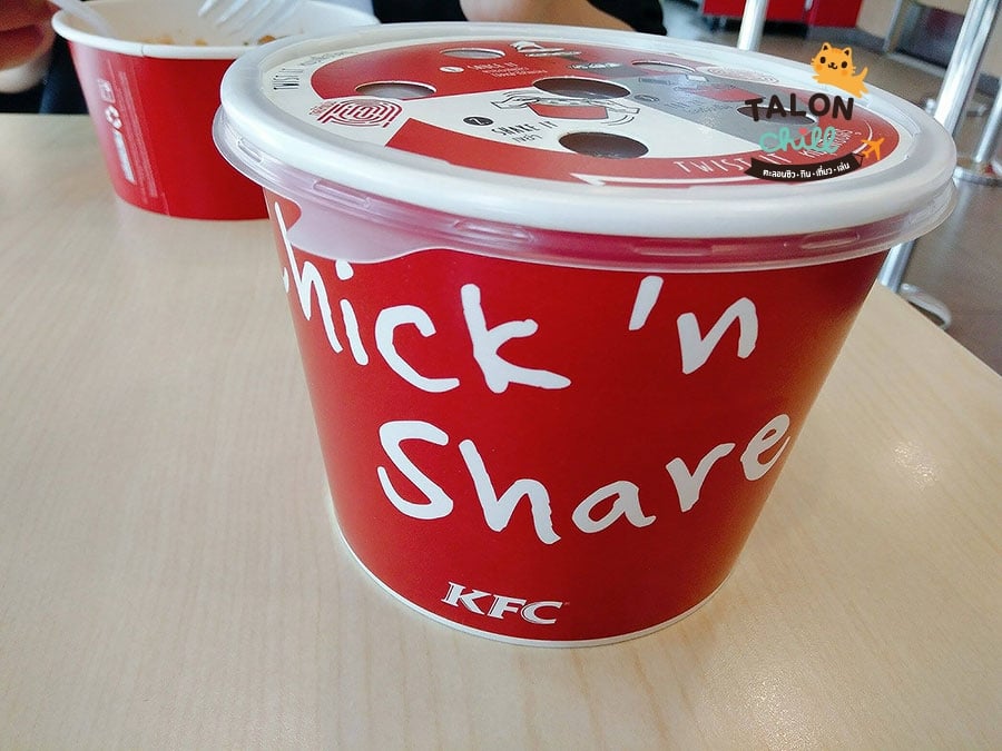 [รีวิว] KFC Shake it WingZ (วิงซ์ชุ่มซอสฮอทเดวิล) อร่อยเข้าเนื้อ เขย่าให้สนุก โรยท็อปปิ้ง